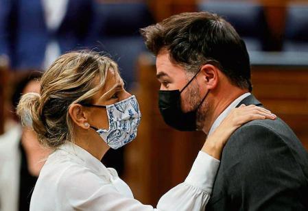 MADRID, 20/10/2021.- La vicepresidenta segunda y ministra de Trabajo, Yolanda Díaz, conversa con el portavoz de ERC Gabriel Rufián mientras abandona el hemiciclo tras asistir a la sesión de control al Gobierno, este miércoles, en el Congreso de los Diputados. EFE/Emilio Naranjo