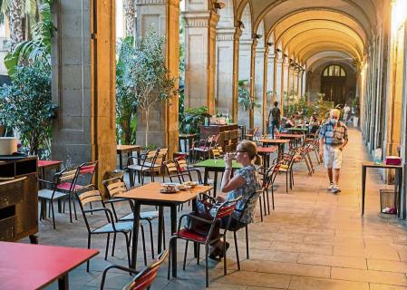 FOTO: MANÉ ESPINOSA. MUCHOS RESTAURANTES Y TERRAZAS DE LA PLAÇA REIAL DESPUES DE 4 MESES QUE SE INICIO LA CRISIS SANITARIA SUFREN UN FUERTE DESCENSO DE CLIENTES DEBIDO A LA AUSENCIA DE TURISTAS EN BARCELONA