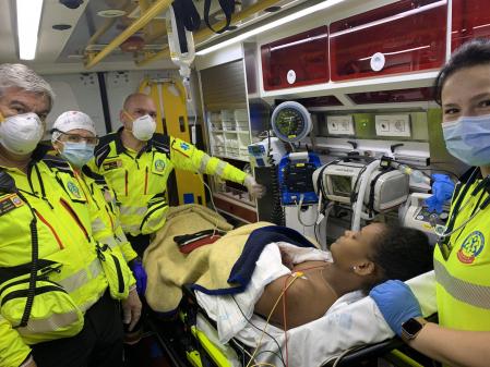 Una mujer y su bebé atenidos en una ambulancia tras dar a luz en su coche en Puente de Vallecas