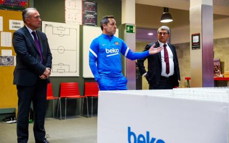 Sergi Barjuan se dirige a los jugadores del Barça ante la atenta mirada del presidente del club, Joan Laporta, y el vicepresidente deportivo, Rafa Yuste.