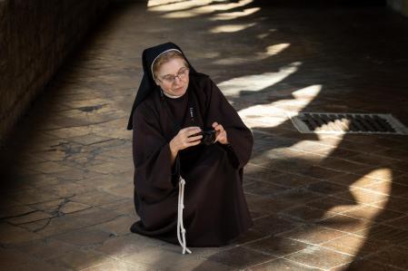 Isaura Marcos, con su cámara, en el monasterio de Pedralbes.