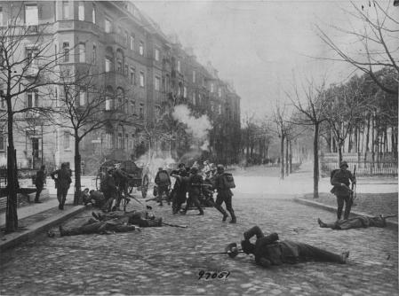 Combates en Berlín entre revolucionarios y fuerzas gubernamentales.