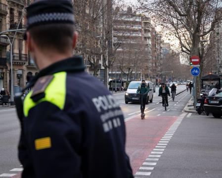 Un agente de la Guàrdia Urbana de Barcelona controla el tráfico y los usuarios de VMP