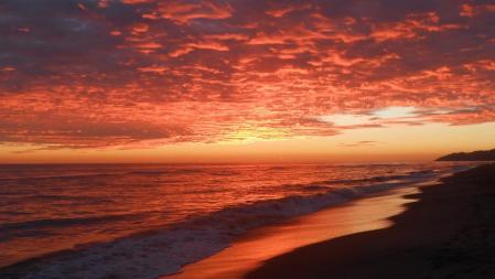 Candilazo otoñal al atardecer en la playa de Gavà.