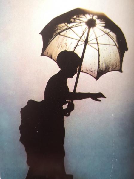 La dama del paraguas, en el recinto del Zoo de Barcelona.