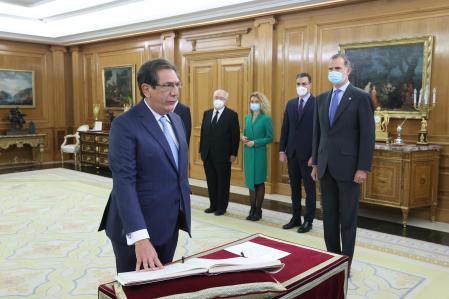 Enrique Arnaldo jura su cargo como nuevo magistrado del Tribunal Constitucional, este jueves en el palacio de la Zarzuela