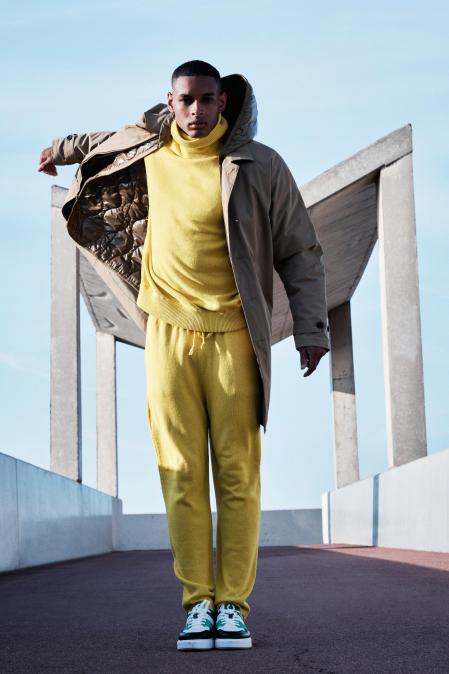 Pantalón y jersey amarillo American Vintage, gabardina Replay y zapatos verdes Mikakus