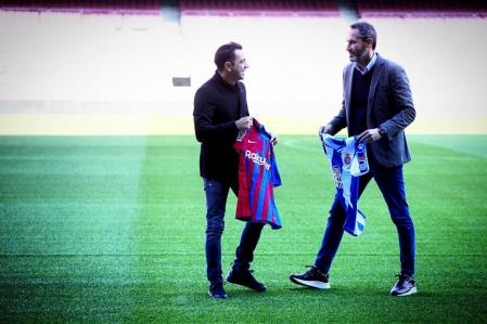 Xavi Hernández y Vicente Moreno en la foto de técnicos