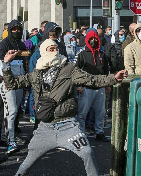 -FOTODELDIA- CÁDIZ, 19/11/2021.- Trabajadores del sector del metal durante el cuarto día consecutivo de manifestación, este viernes en Cádiz. Policía y manifestantes han protagonizado esta mañana un enfrentamiento en las protestas del metal en la ciudad de Cádiz cuando los agentes han evitado con pelotas de goma que la movilización cortara el puente de la Constitución de 1812, uno de los tres únicos accesos por carretera a la capital gaditana. Unos 300 trabajadores llevan manifestándose por las calles de Cádiz varias horas después de haberse concentrado frente a la sede de la patronal Femca, que estaba protegida por vehículos y agentes antidisturbios. EFE/Román Ríos