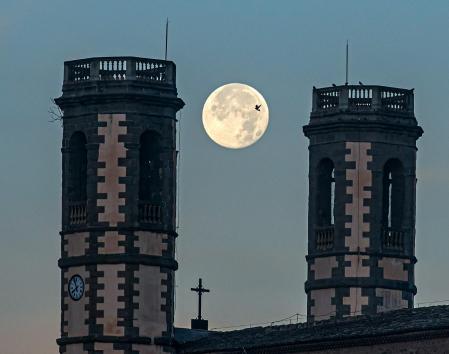 La luna encajada entre los campanarios de la iglesia de Olost.