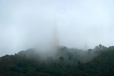 Sant Pere Màrtir cubierto de niebla.