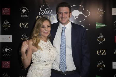 La actriz Ana García Obregón y su hijo Álex Lequio durante un acto de la firma 