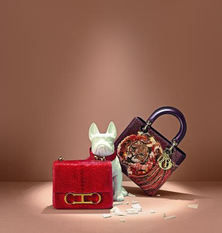 Bolso Initials Insignia de Carolina Herrera y el modelo Lady Dior Art