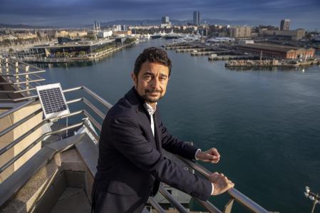 Damià Calvet, presidente del puerto de Barcelona, en la terraza de la sede de la autoridad portuaria en el World Trade Center