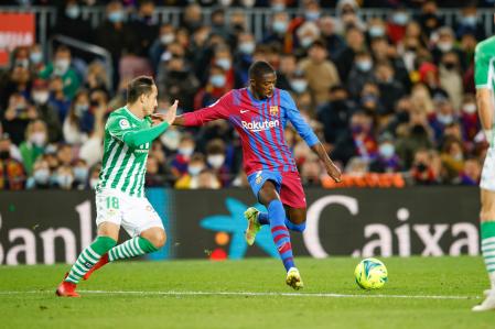Ousmane Dembélé y Andrés Guardado durante el Barça- Betis