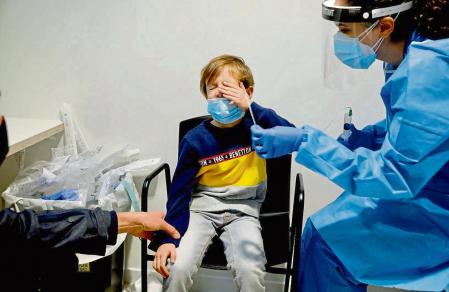 FOTO ALEX GARCIA UN NIÑO SE SOMETE A UNA PCR PARA DETERMINAR SI TIENE O NO COVID 2021/12/07