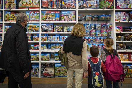 Estanterías de juguetes en una tienda