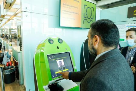 Una persona utilizando el reconocimiento facial en el aeropuerto de El Prat este miércoles