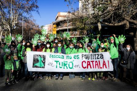 La marcha alegre de los padres de Canet movilizados por el catalán ayer en la manifestación