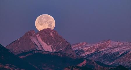La luna llena en el Pedraforca.