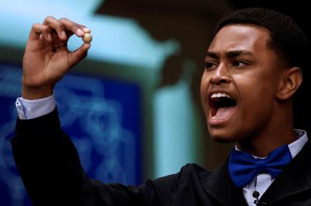 Un niño del Colegio de San Ildefonso cantan el cuarto premio que ha recaído en el número 42883 durante el sorteo de la Lotería de Navidad celebrado en el Teatro Real de Madrid este miércoles