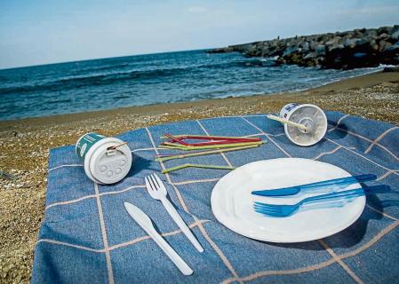 foto XAVIER CERVERA 28/05/2018 para comer ,beber : platos, cubiertos (cuchillo y tenedor) ,pajitas, vasos,... de plastico ,plasticos , usar y tirar, envases , embalajes, reciclado ,residuos (restaurante y playa en bogatell, frente maritimo (mar mediterraneo) en barcelona ciudad)