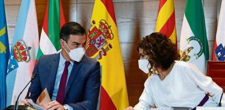 Pedro Sánchez, ayer junto a la ministra de Hacienda, María Jesús Montero, durante la conferencia de presidentes telemática Fernando.Calvo / EFE