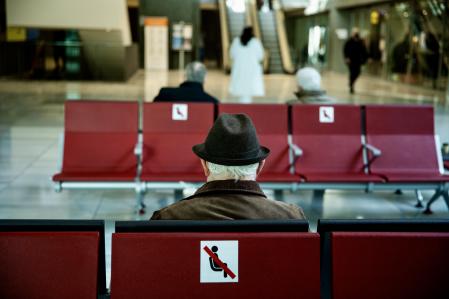 Un señor en el vestíbulo de Sant Pau