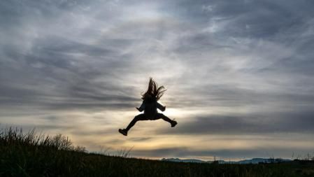 Saltando con el halo solar, en Manlleu.