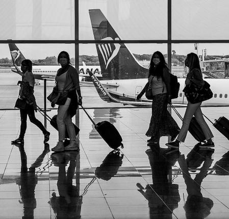 foto XAVIER CERVERA 05/06/2021 la terminal nueva T1 BCN del aeropuerto de Barcelona en El Prat de Llobregat, su seccion longitudinal, ya dentro de las puertas de embarque (colas), con zonas cortadas, otras a pleno rendimiento, gente esperando a su vuelo, aviones desmbarcando o a la espera d sus clientes, ...a medio gas avion /es (ryanair, air france, vueling,..) y pasajeros por estar todavia (cuarta ola) de la pandemia por coronavirus (covid) la semana q se ha debatido y mucho la necesidad de ampliar la pista 'lado mar' para optimizar y aumentar la capacidad del septimo aeropuerto de Europa, y segundo del estado español (durante la hora punta de la semana, tarde sobre las 6pm del viernes)