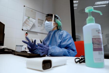 Imagen de una sanitaria en un CAP de Barcelona