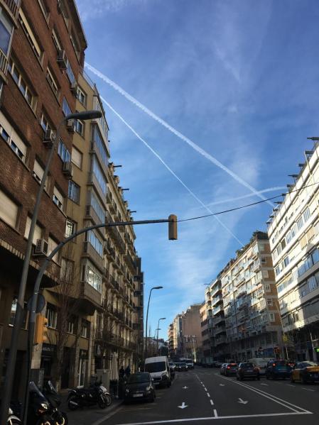 Estelas de condensación en el cielo de Barcelona.
