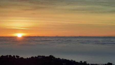 Mar de niebla al amanecer sobre el Delta del Llobregat visto desde Begues.