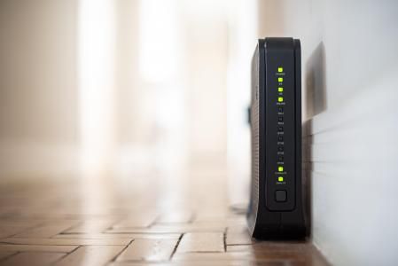 Un router wifi en el suelo de una casa