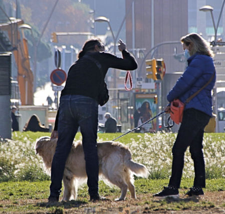 Jugando con el perro.
