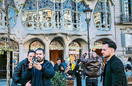 foto XAVIER CERVERA 30/12/2021 turistas extranjeros frente a la casa batllo ,passeig gracia, barcelona, tambien un rickshaw (bicitaxi) esperando clientes ,en un caluroso penultimo dia del año, invierno sureuropeo en medio de la sexta ola de la pandemia por covid