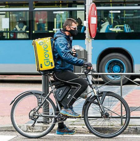Carlos, un rider de Glovo en Madrid, y hacerle una serie de fotografías para un especial que se publicará para la web