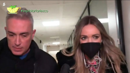 Marta Riesco responde a las preguntas de Kiko Hernández en los pasillos de Mediaset