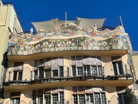 En la cúpula del edificio se puede apreciar el trencadís.