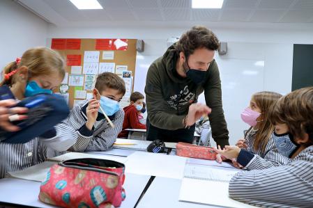 Un profesor junto a sus alumnos en una clase de tercero de primaria en una escuela de Sarrià, en Barcelona