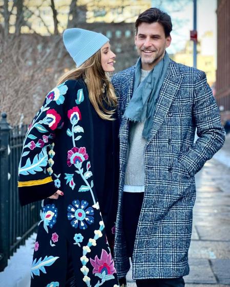 Olivia Palermo, con el abrigo de Zara, y su marido Johannes Huebl