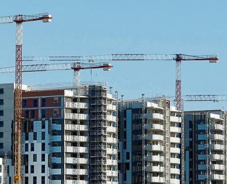 GRAFCVA2010. VALENCIA, 12/01/2022.- Vista general de una promoción de viviendas en construción cuando el ciclo alcista del precio de la vivienda, que debería agotarse en 2023 si se cumpliera la tendencia de durar ocho años, se prolongará por más tiempo, tanto en obra nueva como en segunda mano, por el impacto de diversas variables derivadas de la pandemia de la covid, según ha avanzado Sociedad de Tasación (ST). EFE/Miguel Ángel Polo