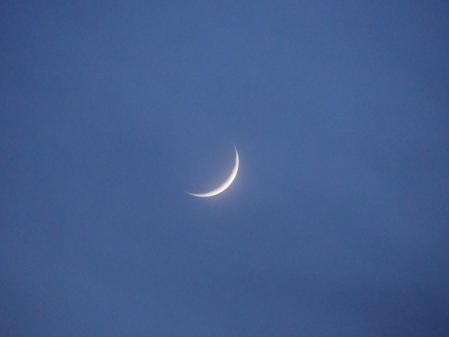 Luna de principios de febrero en fase primer octante vista desde Sant Fost de Campsentelles