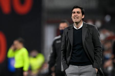 Rayo Vallecano's Spanish coach Andoni Iraola reacts during the Spanish Copa del Rey (King's Cup) quarter-final football match between Rayo Vallecano de Madrid and RCD Mallorca at the Vallecas stadium in Madrid on February 2, 2022. (Photo by OSCAR DEL POZO / AFP)