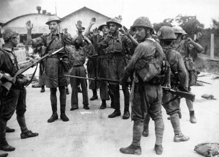 Soldados británicos se rinden a los japoneses en Singapur, 15 de febrero de 1942.