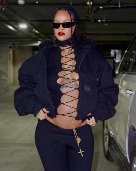Rihanna con su nuevo estilismo premamá con el que rompe con el estilo tradicional
