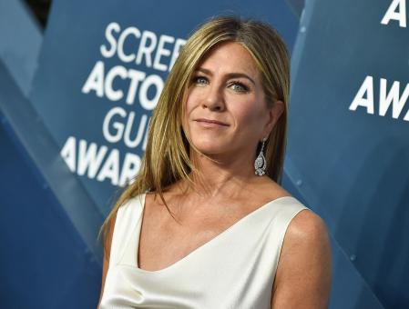 Jennifer Aniston con su melena lisa con la raya al lado