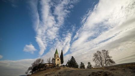 Nubes decorativas sobre el santuario de Puig-agut.
