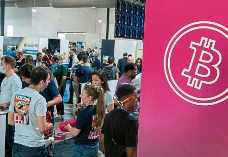Miami (United States), 04/06/2021.- People attend the Bitcoin 2021 Convention, at the Mana Convention Center in Wynwood. Miami, Florida, USA, 04 June 2021. Bitcoin 2021 is the world'Äôs largest-ever crypto-currency conference to be held 04 and 05 June 2021 with a sold-out crowd of 12,000 attendees and thousands more throughout Miami. (Estados Unidos) EFE/EPA/CRISTOBAL HERRERA-ULASHKEVICH