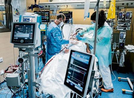 foto XAVIER CERVERA 08/09/2021 l UCI de vall d hebron arriba als 200 pacients critics adults tractats amb suport ECMO , 90 amb Covid -19 es un dels vuits hospitals d europa q ha donat suport a mes pacients amb covid 19 amb aquesta tecnica ,q va començar a utilitzar-se en pediatria ,i un dels centres del mon q ha fet més trasllats ECMO durant la pandemia taxa supervivencia 70% (superior a mitjana mundial) se ls hi fa fisioterapia (amb peses petites) UCI vivia ...una tecnica q oxigena la sang fora del cos quan els pulmons o el cor no funcionen... Dr Jordi Riera ,director del Programa ECMO d adults d l hospital universitari vall d hebron infermera Ivet ...